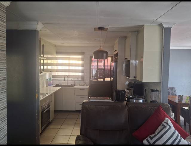 3 BEDROOM FREEHOLD FOR SALE IN CLAYVILLE